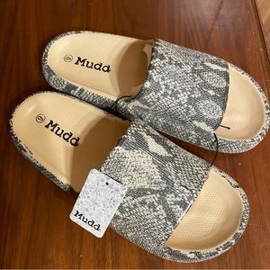 Mudd snakeskin slides 9 NWT